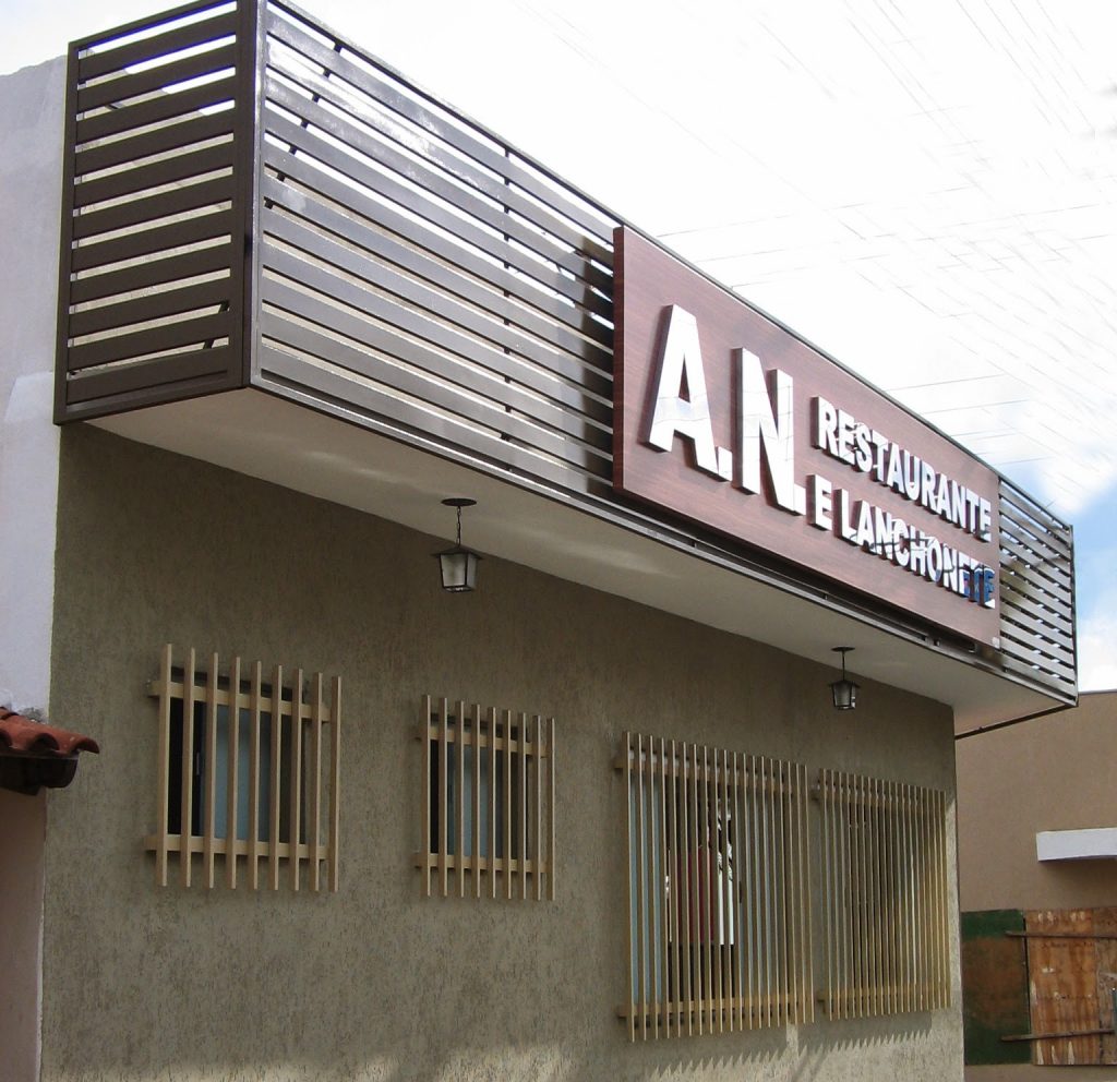 Fachada Profissional com brise e letra caixa