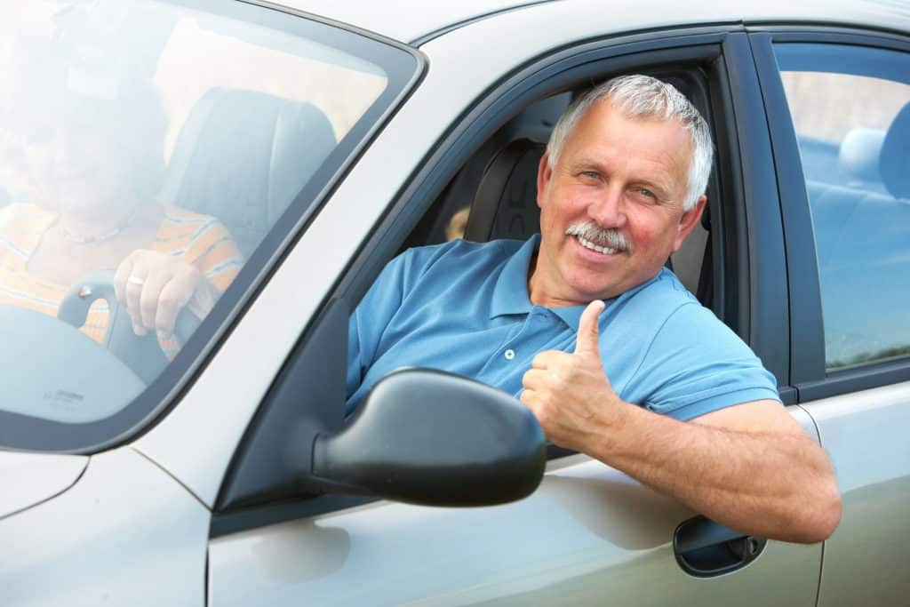 Motorista idoso agradecendo pela vaga